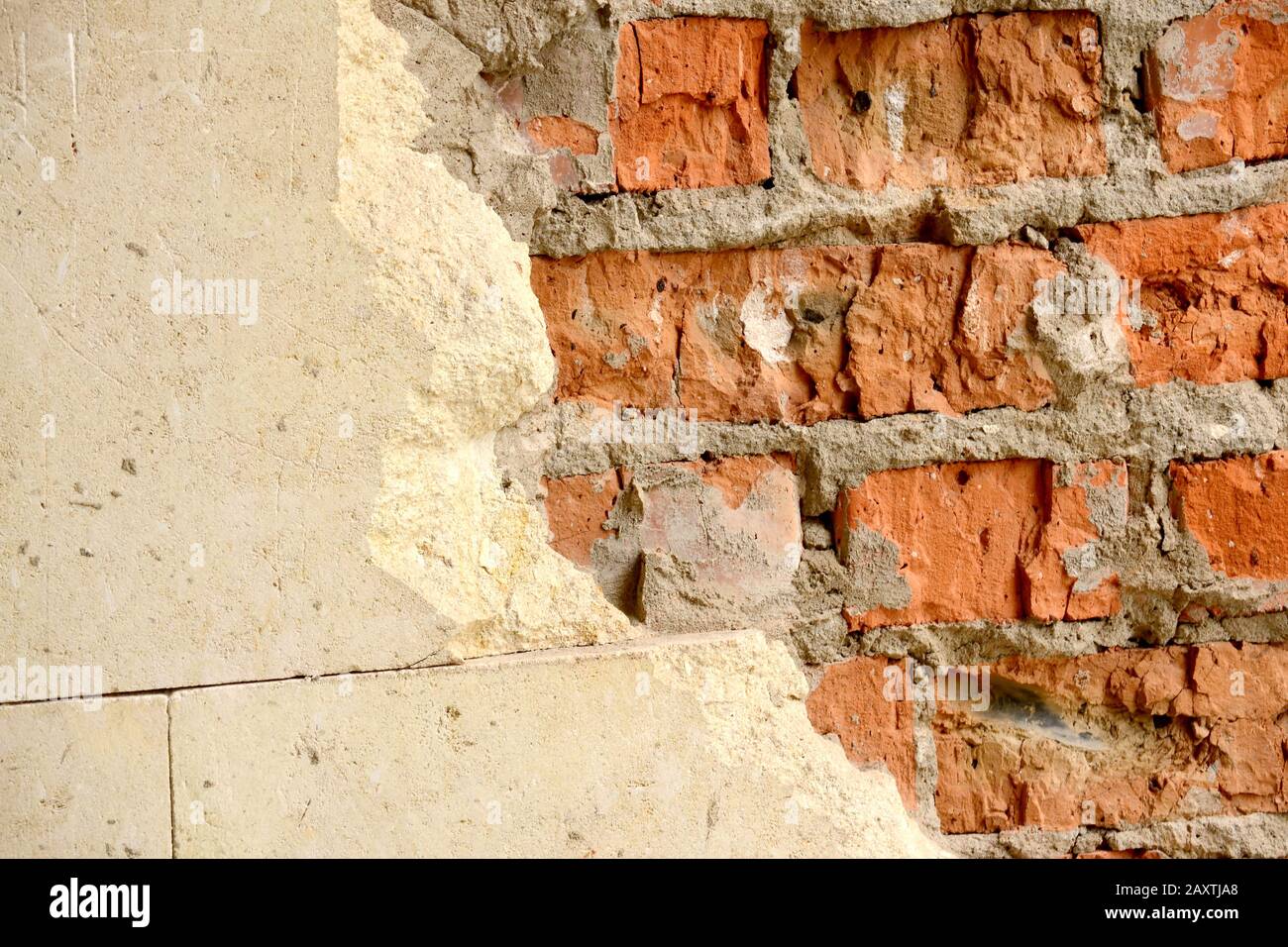 Vecchio muro di mattoni con piastrelle orizzontali metà scheggiate bianco Foto Stock