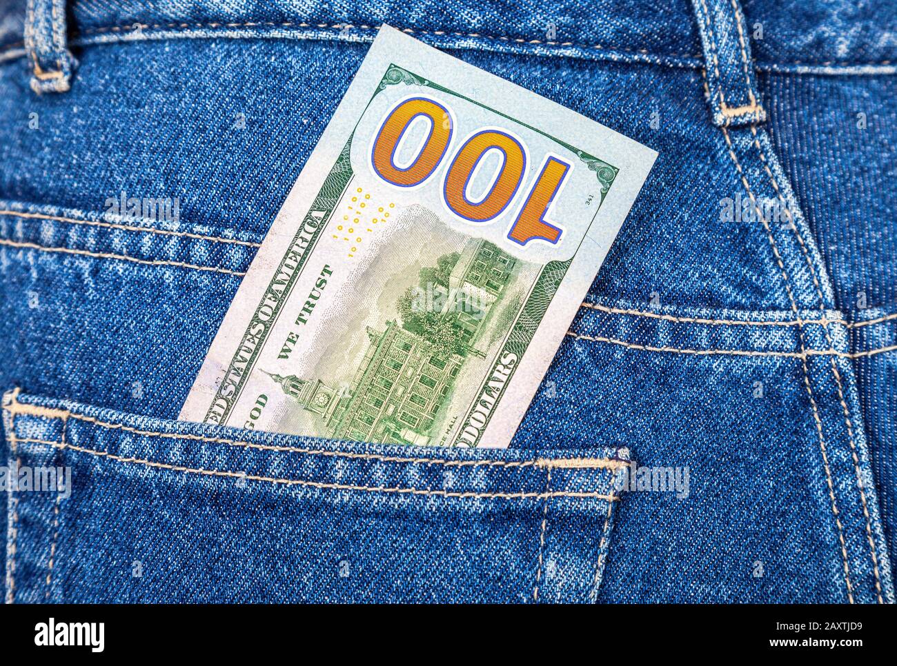 Banconota da cento dollari americani che si stacchino dalla tasca dei jeans Foto Stock