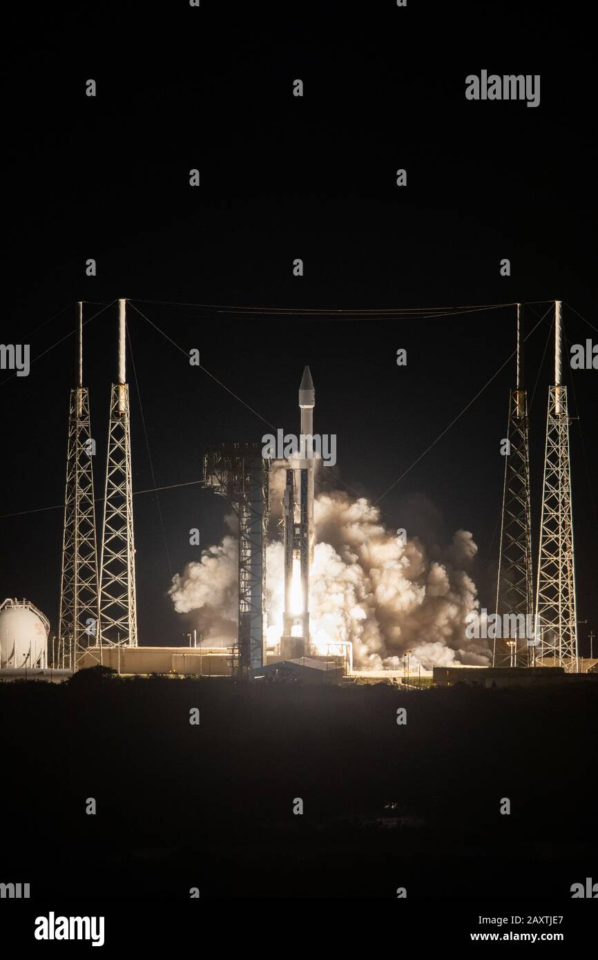 Cape CANAVERAL, USA - 9 Feb 2020 - il razzo Atlas V della United Launch Alliance, che porta il Solar Orbiter, solleva il Complesso di lancio spaziale 41 a Cape CA Foto Stock