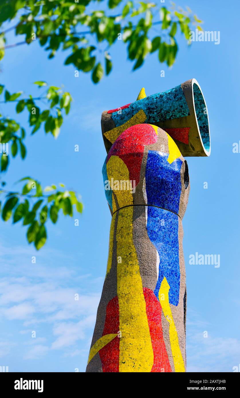 Barcellona, SPAGNA - 31 MAGGIO 2017: Una vista della scultura Dona i Odell, progettata dalla famosa Joan Miro, che presiede il parco che porta il nome di o Foto Stock