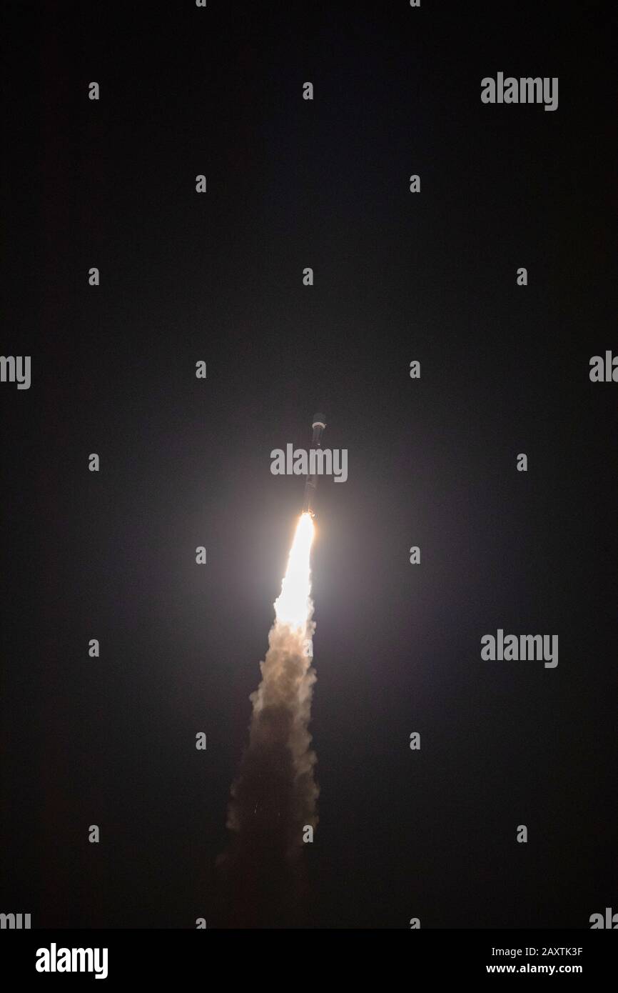 Cape CANAVERAL, USA - 9 Feb 2020 - il razzo Atlas V della United Launch Alliance, che porta il Solar Orbiter, solleva il Complesso di lancio spaziale 41 a Cape CA Foto Stock