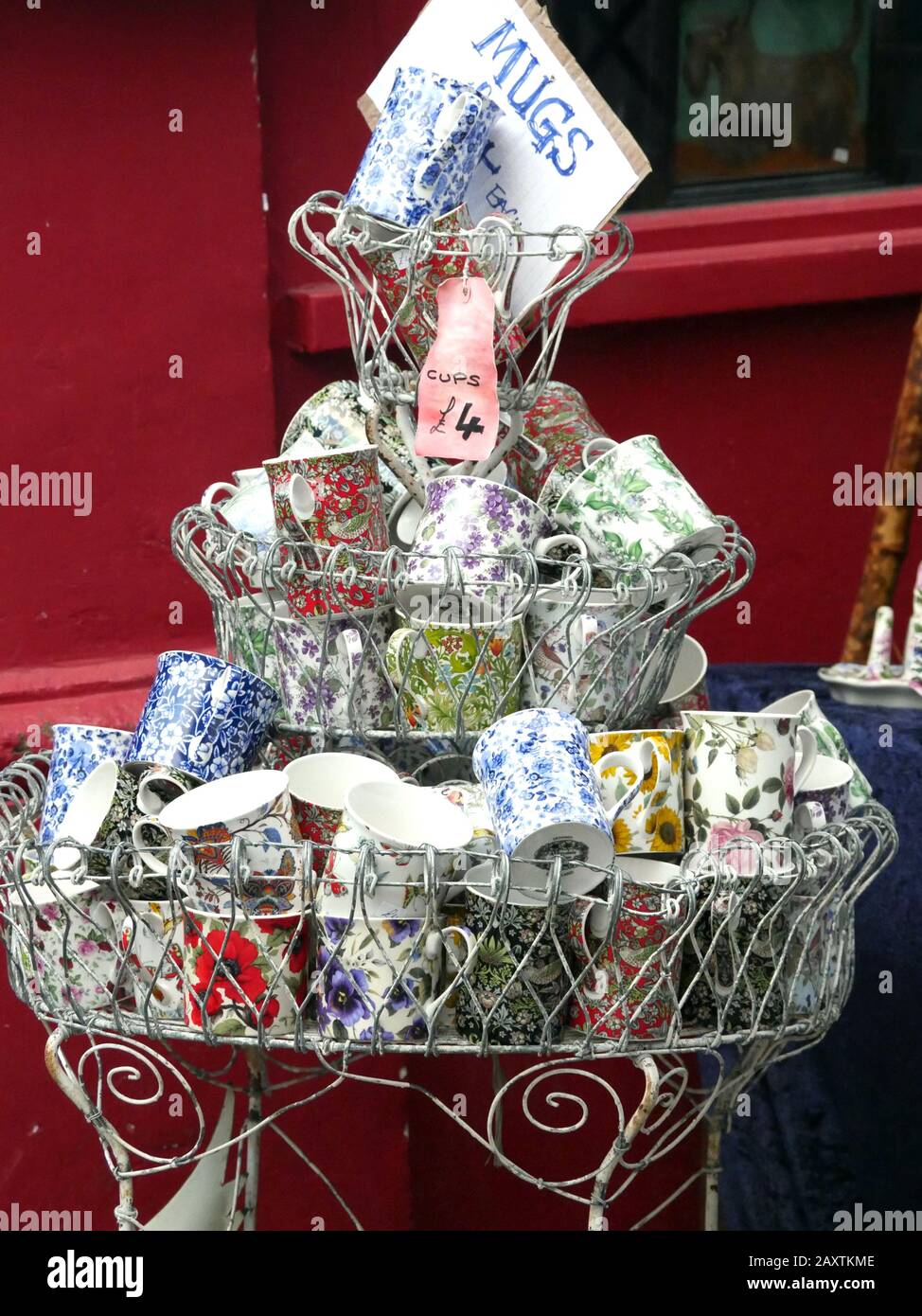 Chintzy cina tazze per la vendita in un cestino di filo Foto Stock