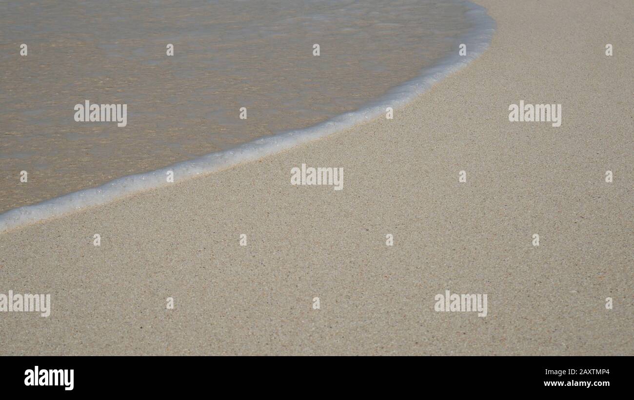 onde morbide con bolla d'oceano blu su sabbia bianca sulla spiaggia tropicale durante la stagione estiva. spiaggia semplice per le vacanze estive Foto Stock