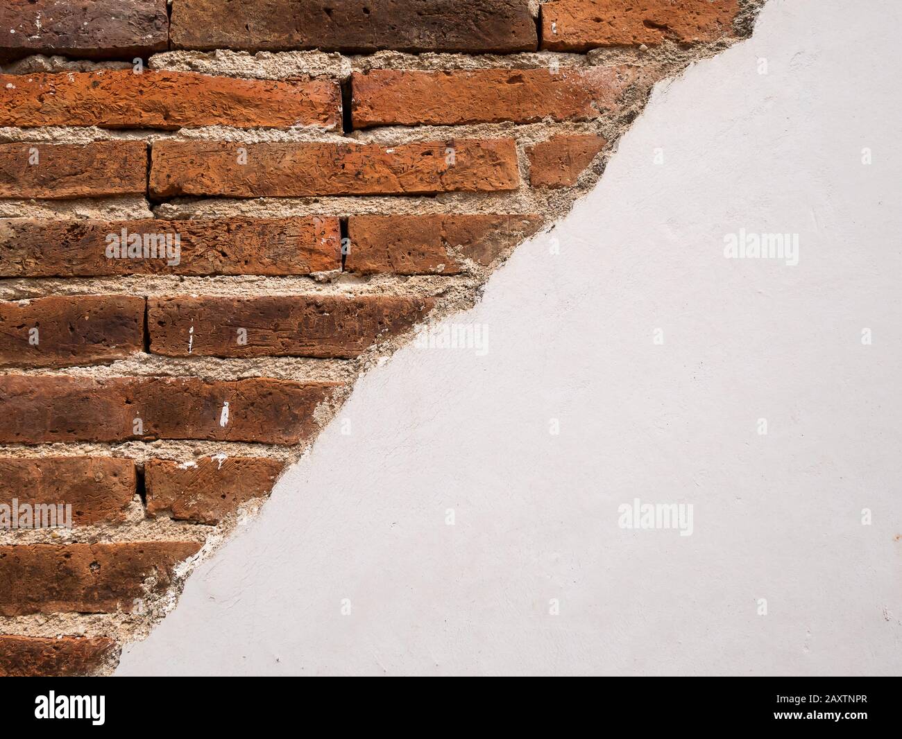 struttura di vecchio muro di mattoni di cemento fessurato bianco. superficie in pietra bianca d'epoca. retro grunge muro di mattoni rossi con stucchi bianchi danneggiati Foto Stock