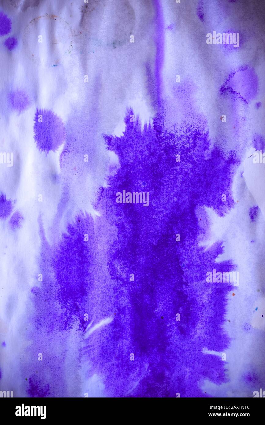 macchie di inchiostro viola astratte con striature su carta bianca bagnata Foto Stock