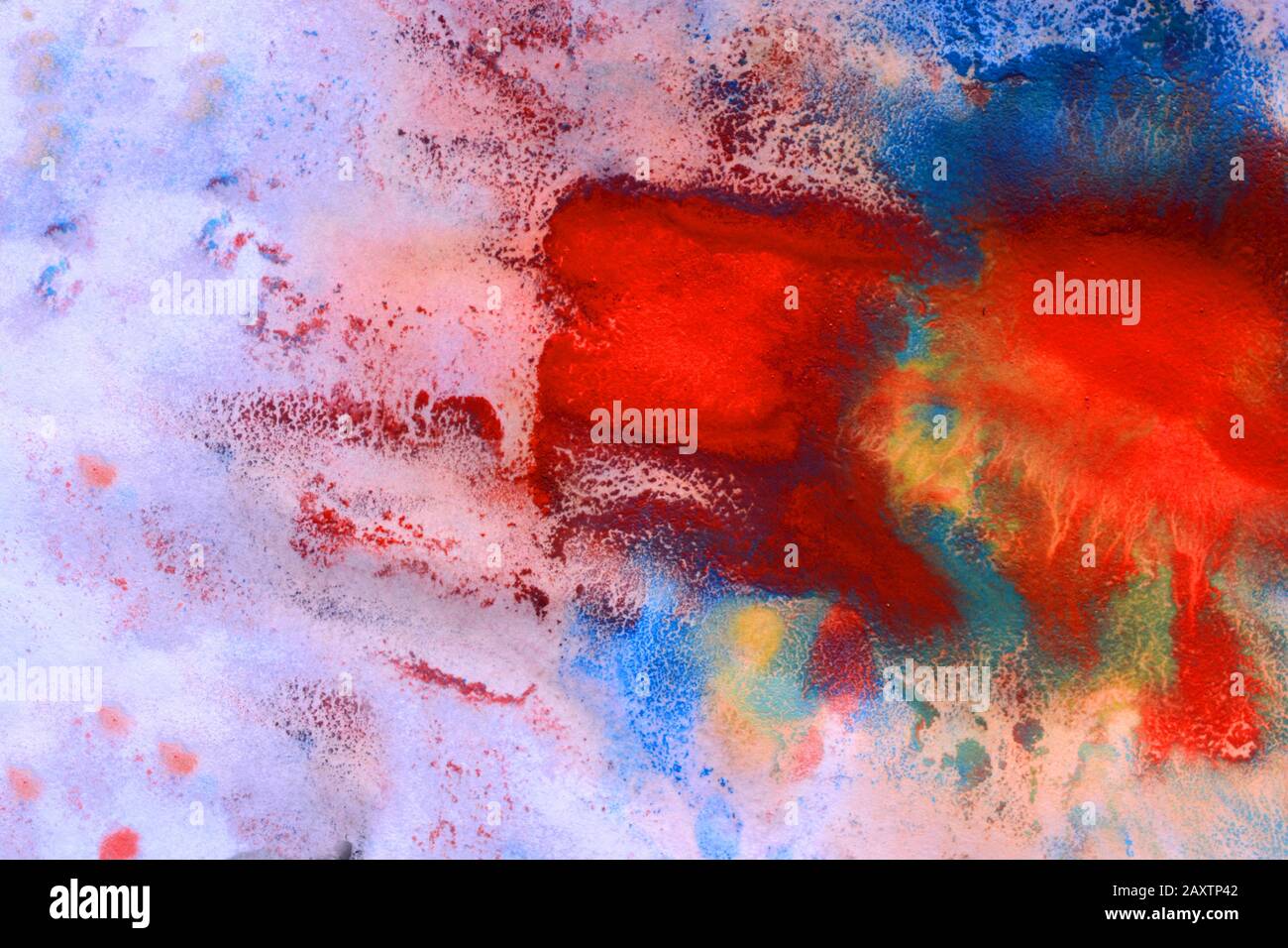abstract grandi macchie rosse con spruzzi blu si gonfie su un bagnato crumpled carta closeup Foto Stock