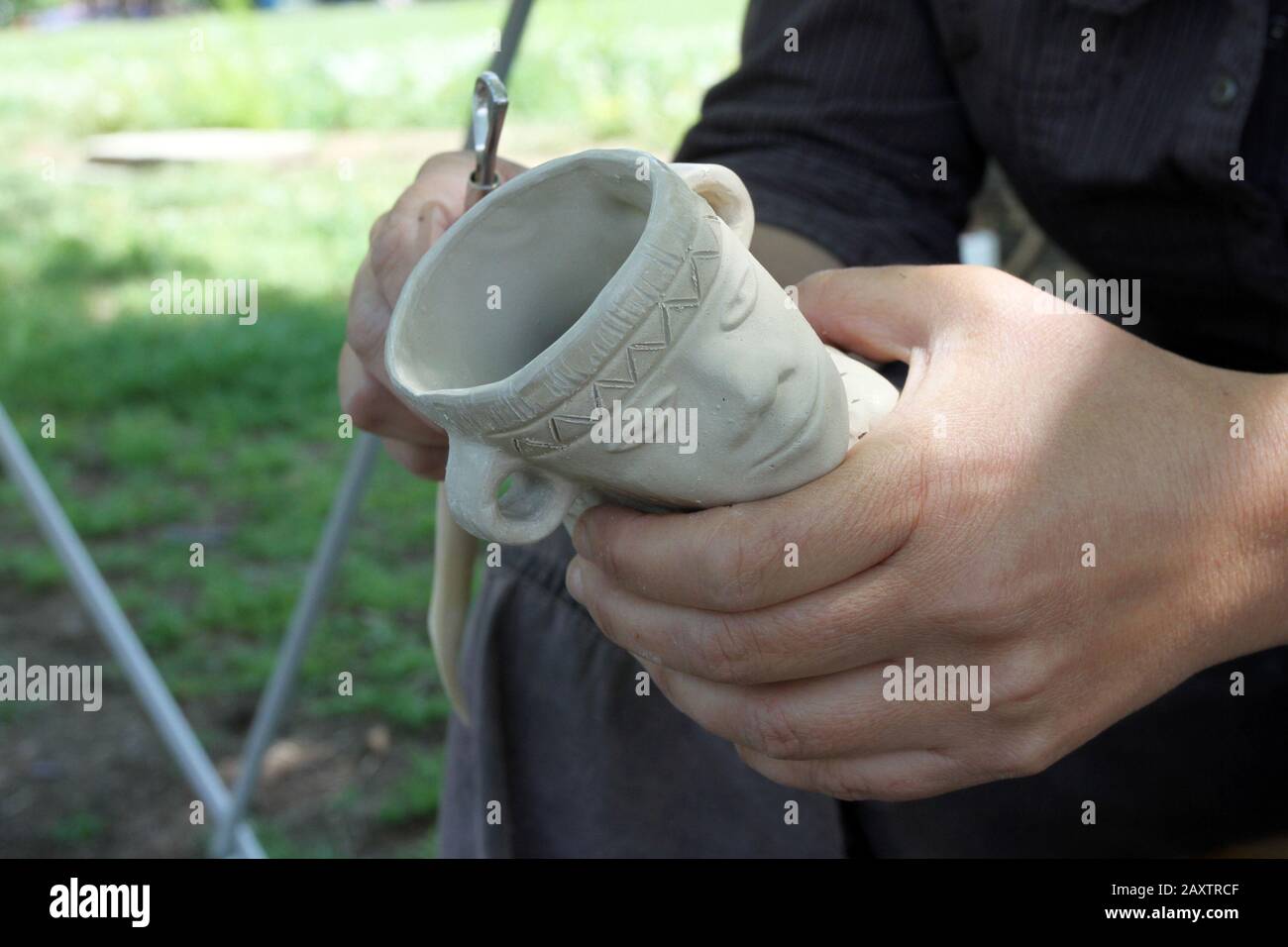 Le mani femminili lavorano con l'argilla e fanno il vaso della ceramica nella strada di Sofia, Bulgaria il 06 maggio 2012 Foto Stock