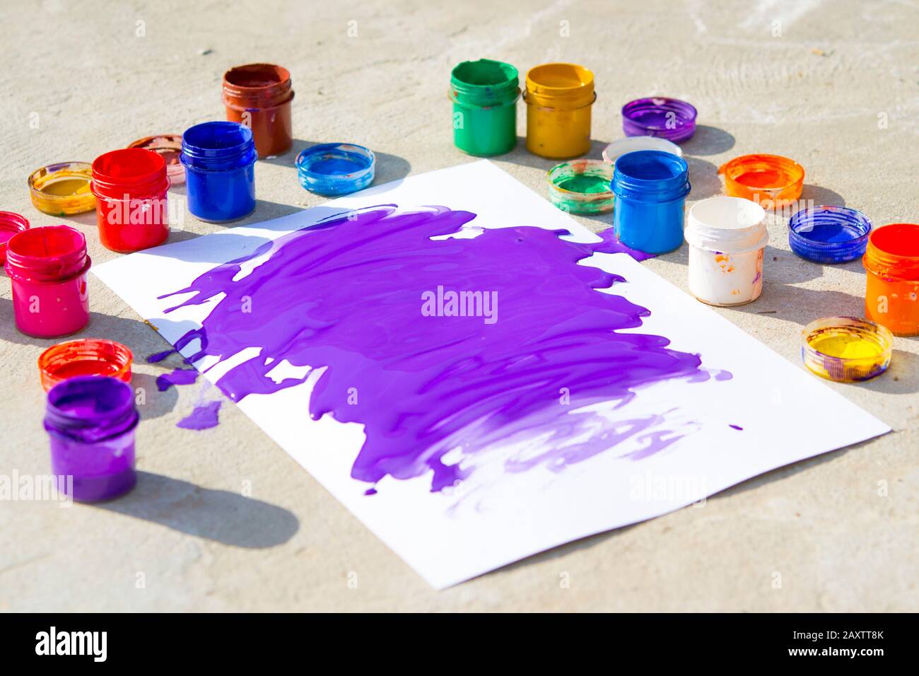 Carta bianca con grandi schizzi viola, lattine di vernice Gouache Foto Stock