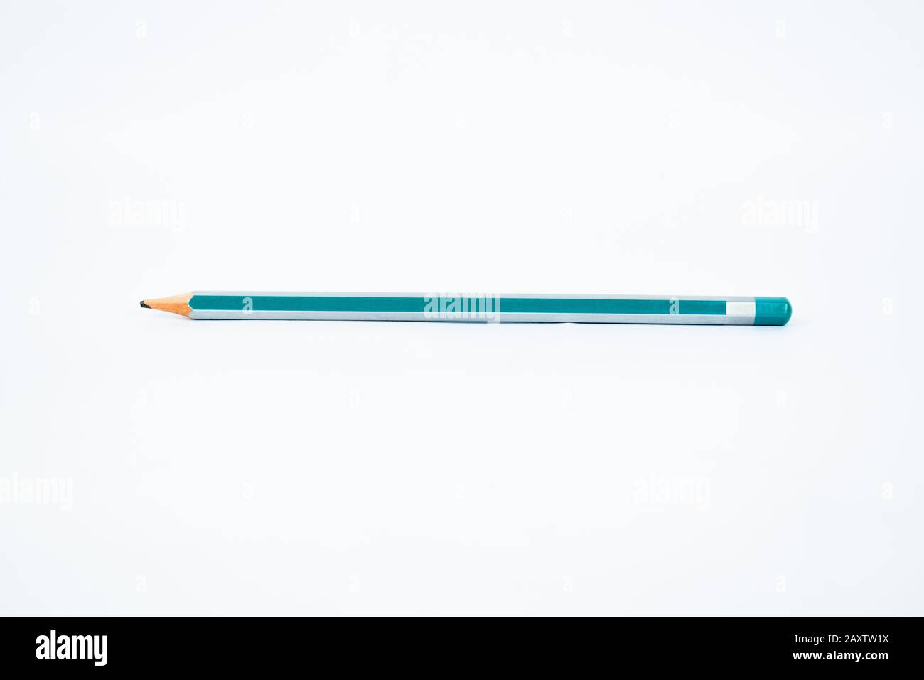 Singolo pastello a matita in legno affilato di colore blu chiaro e argento ben visualizzato su uno sfondo bianco Foto Stock