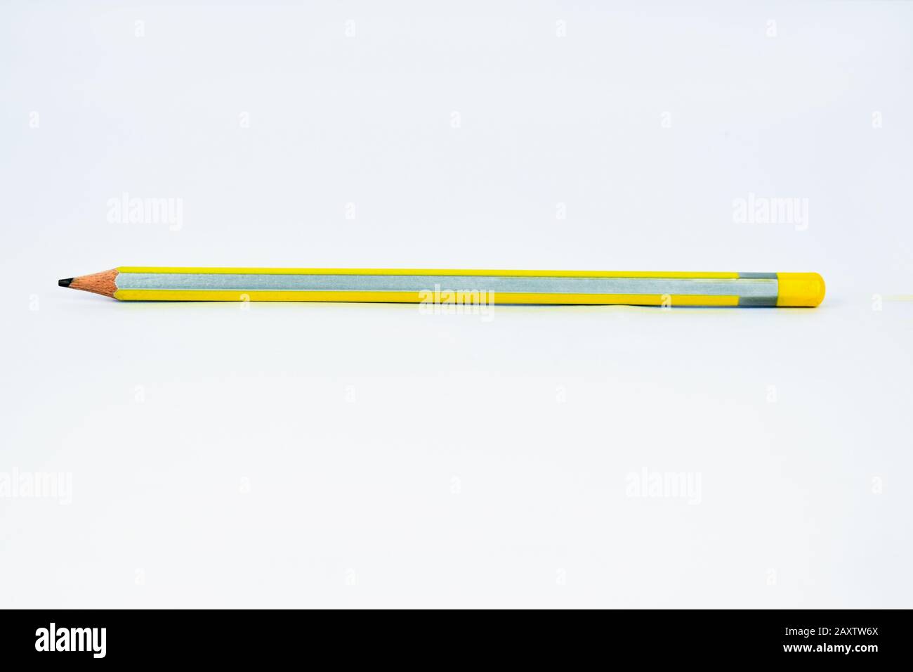 Singolo pastello a matita in legno affilato giallo-argento isolato su sfondo bianco Foto Stock