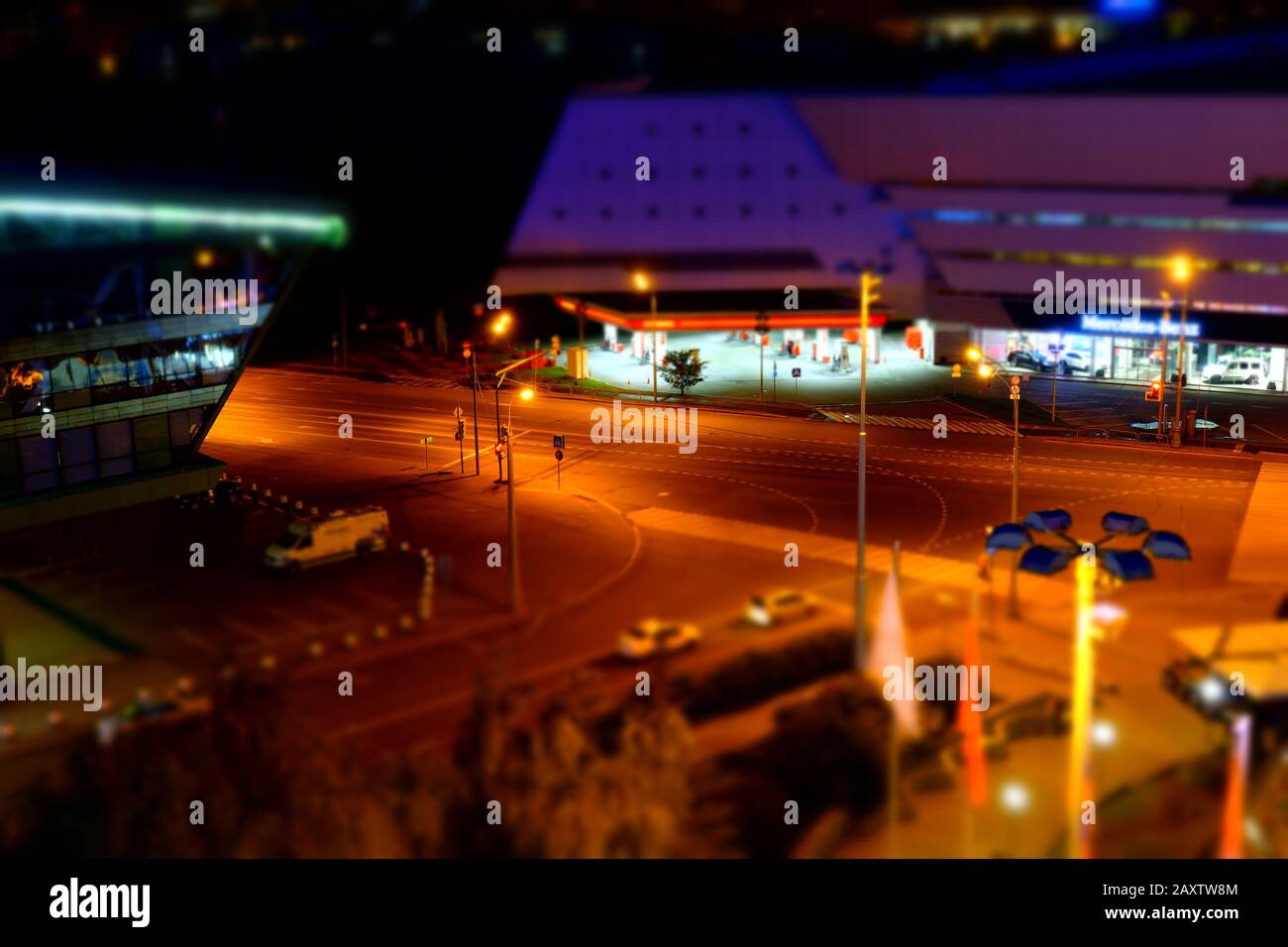 La città di notte con trasporto colpo a lunga esposizione Foto Stock
