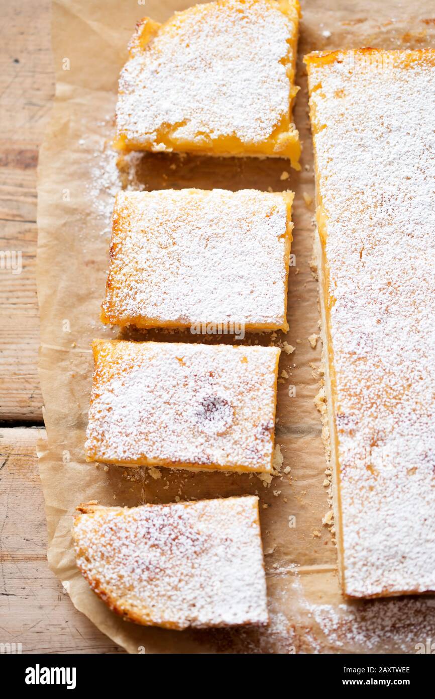 Torta di cagliata LeMond, piazze con zucchero a velo Foto Stock