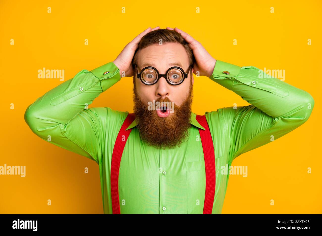 Primo piano foto funky stupito geek nerd uomo funky occhiali look  incredibile inatteso high School novità touch mani indossare testa buon look  vestito Foto stock - Alamy
