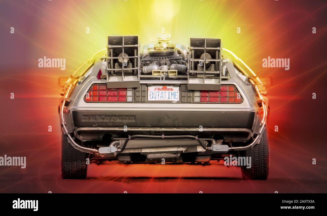 Modificato DeLorean DMC-12 vettura come descritto in Torna Al Futuro passando attraverso una curva del tempo. L'auto funziona come una macchina del tempo Foto Stock