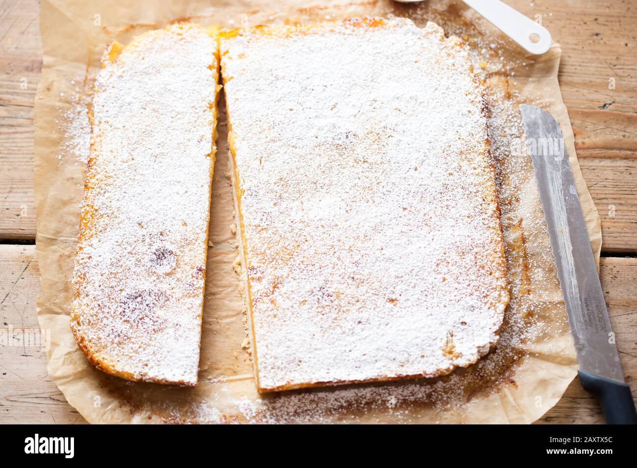 Torta di cagliata LeMond, piazze con zucchero a velo Foto Stock