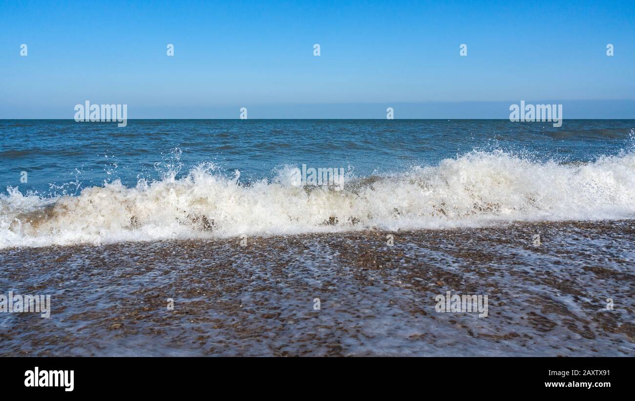 Grande onda splash sul mare Foto Stock