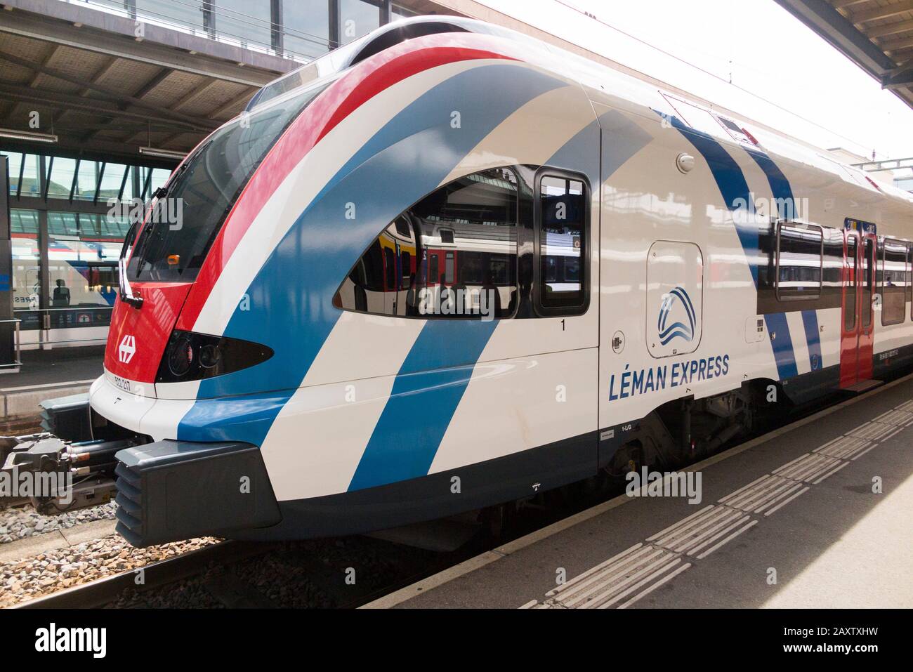 Leman Express treno motore e carrozze / carrozze alla piattaforma di Ginevra Cornavin stazione ferroviaria. Svizzera (112) Foto Stock