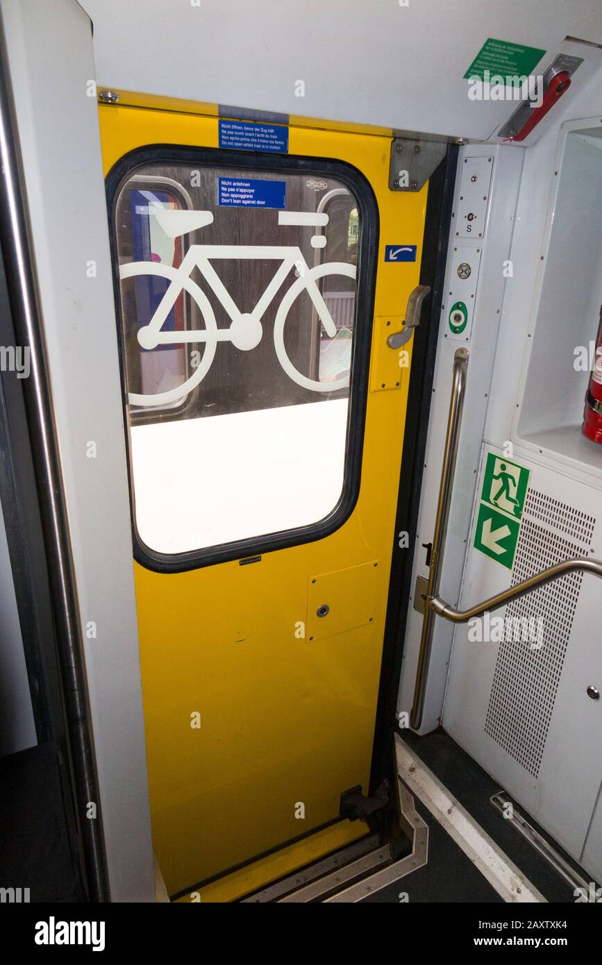 Interno che mostra l'uscita della porta dall'interno della carrozza ferroviaria svizzera / SBB CFF FFS trasporto ferroviario vicino alla zona ciclabile / deposito biciclette, a Ginevra (112) Foto Stock