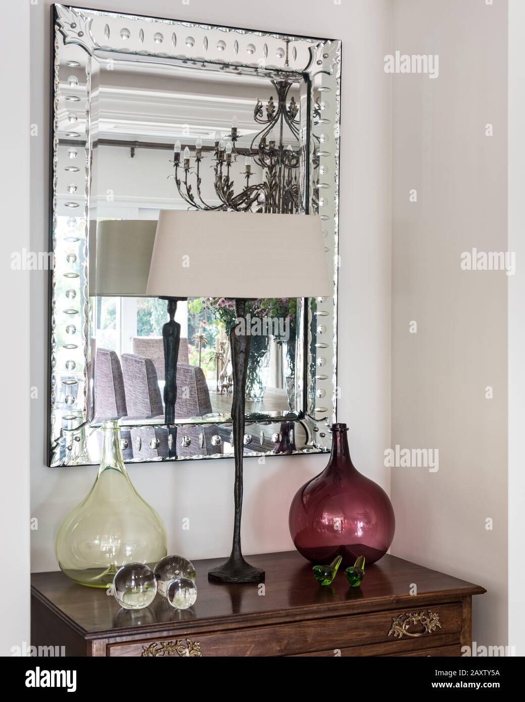 Lampada e vetreria sul tavolo a specchio Foto Stock