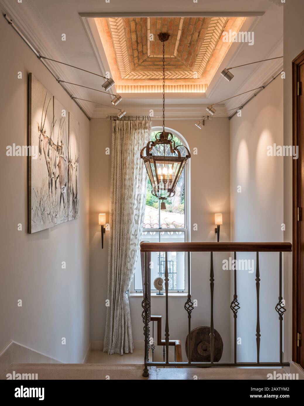 Luce pendente su scala Foto Stock