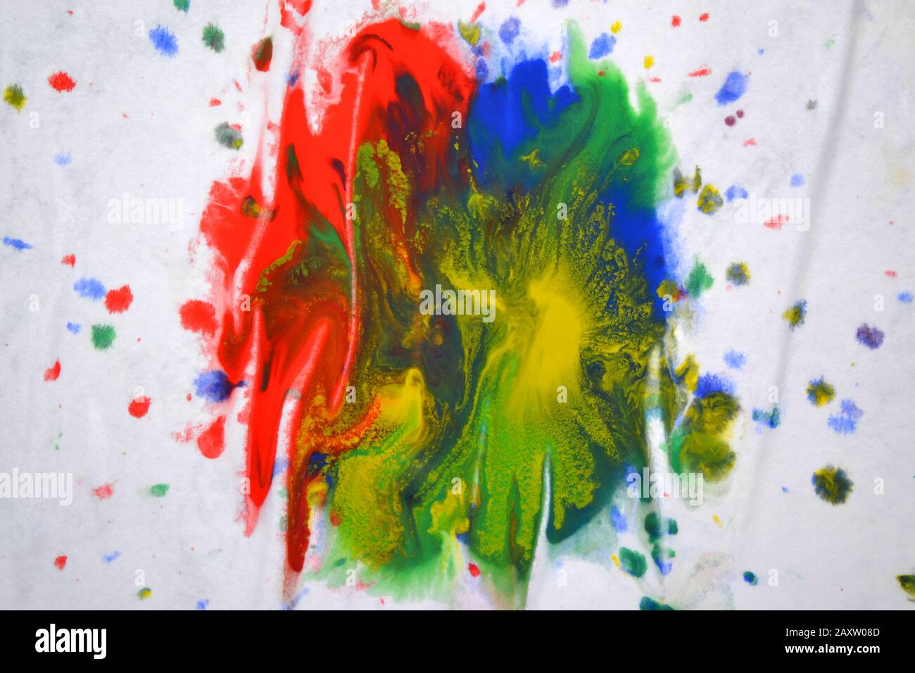 macchie isolate grandi macchie macchie di spruzzi di colori misti su uno sfondo bianco Foto Stock