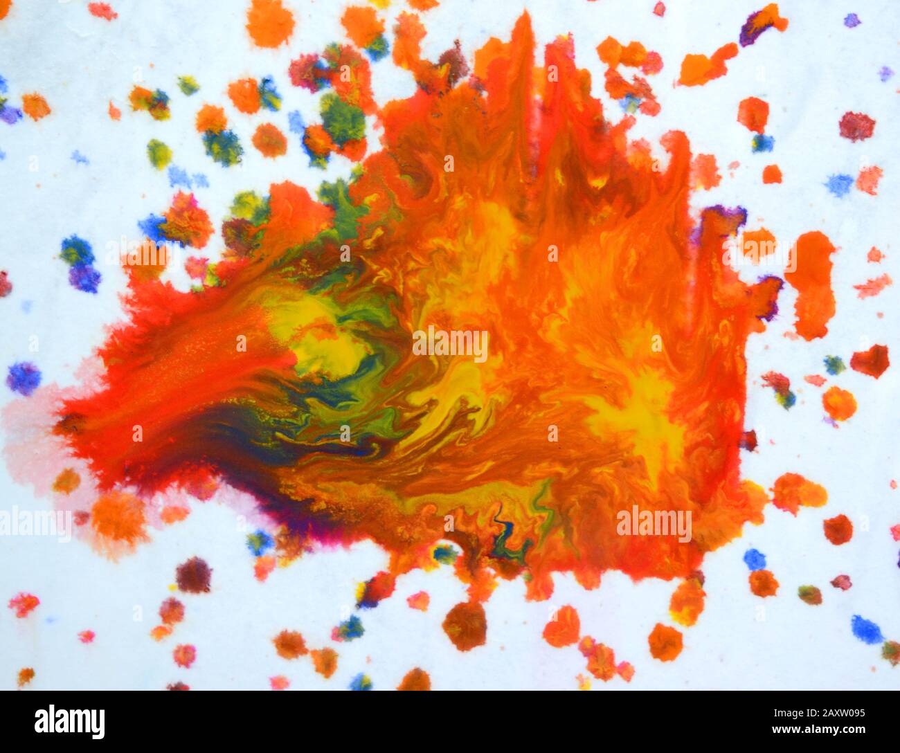macchie isolate grandi macchie macchie di spruzzi di colori misti su uno sfondo bianco Foto Stock
