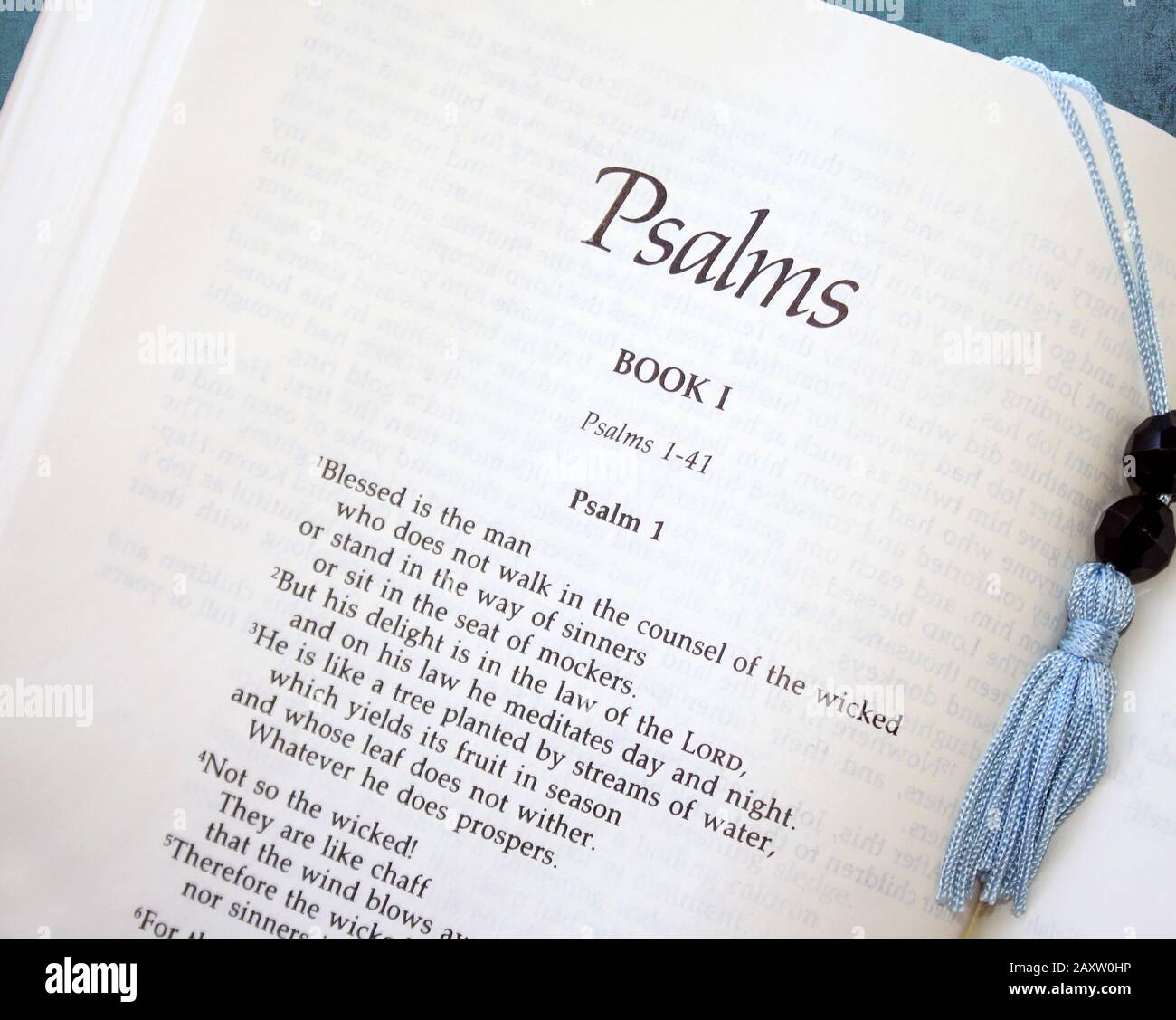 Il Libro dei Salmi ha aperto al Libro Uno Salmo Uno Foto Stock