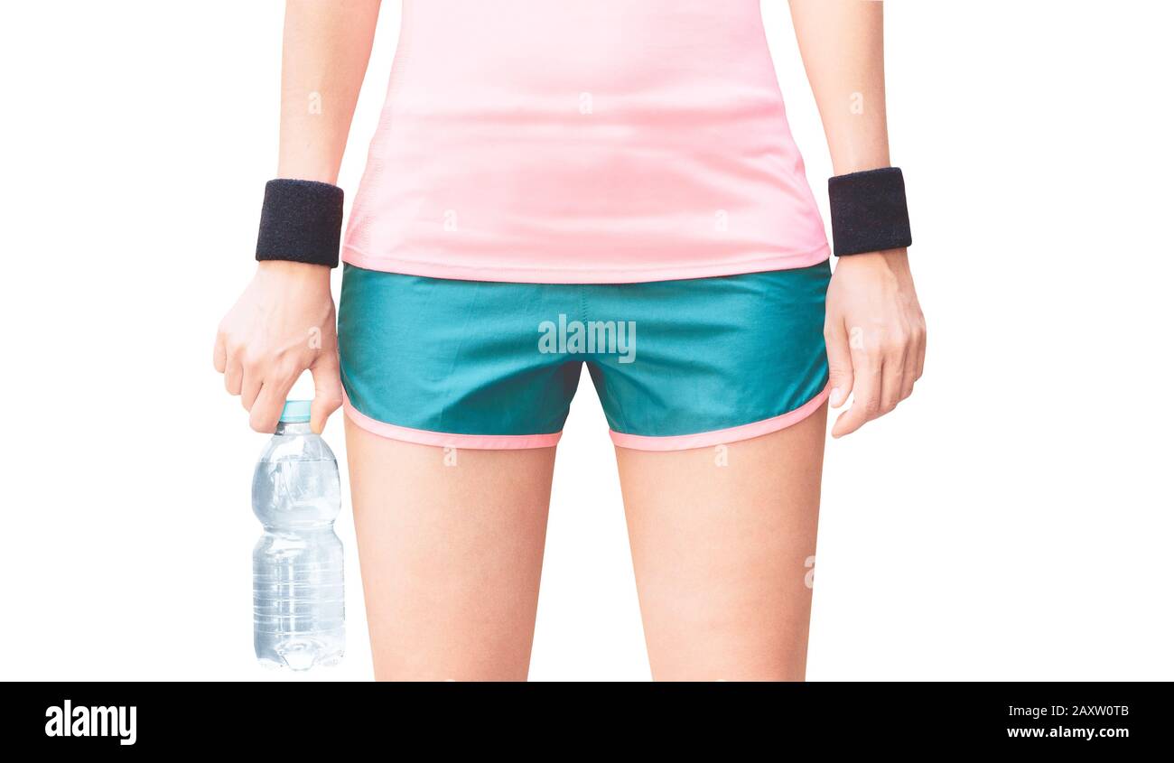 Giovane donna che indossa abbigliamento sportivo che tiene bottiglia d'acqua Foto Stock