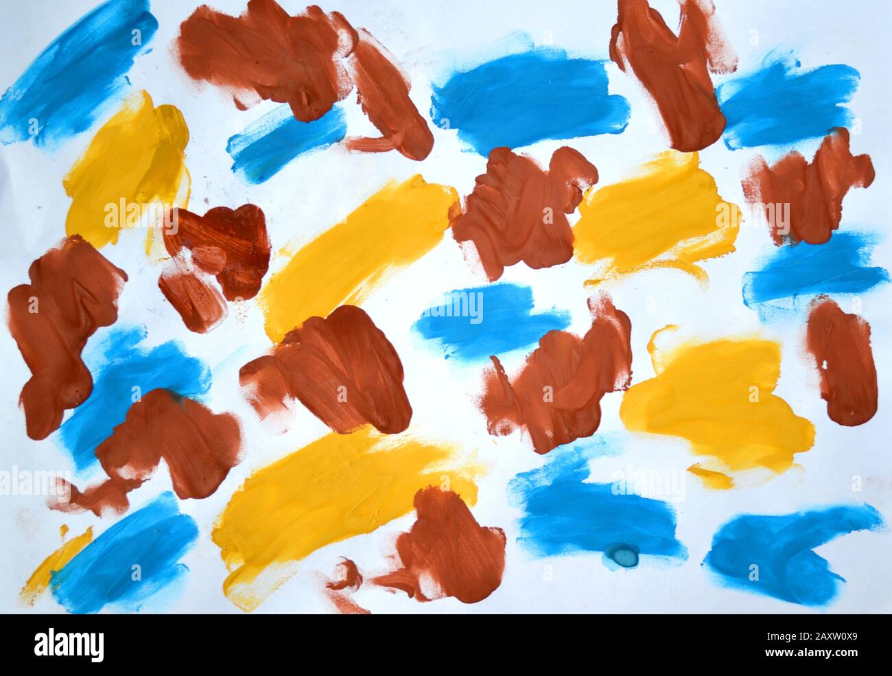 sfondo astratto pennellate giallo, marrone, blu inchiostro su carta bianca primo piano Foto Stock