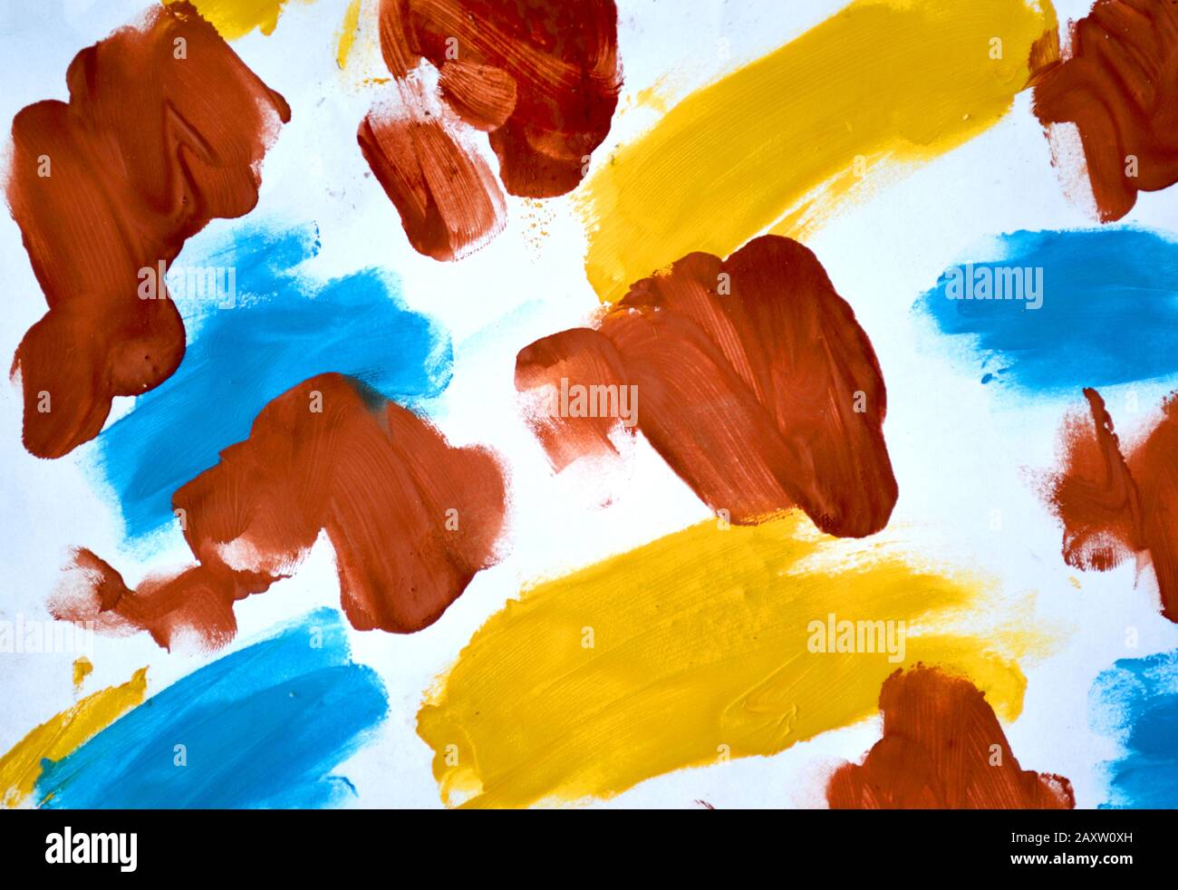 sfondo astratto pennellate giallo, marrone, blu inchiostro su carta bianca primo piano Foto Stock