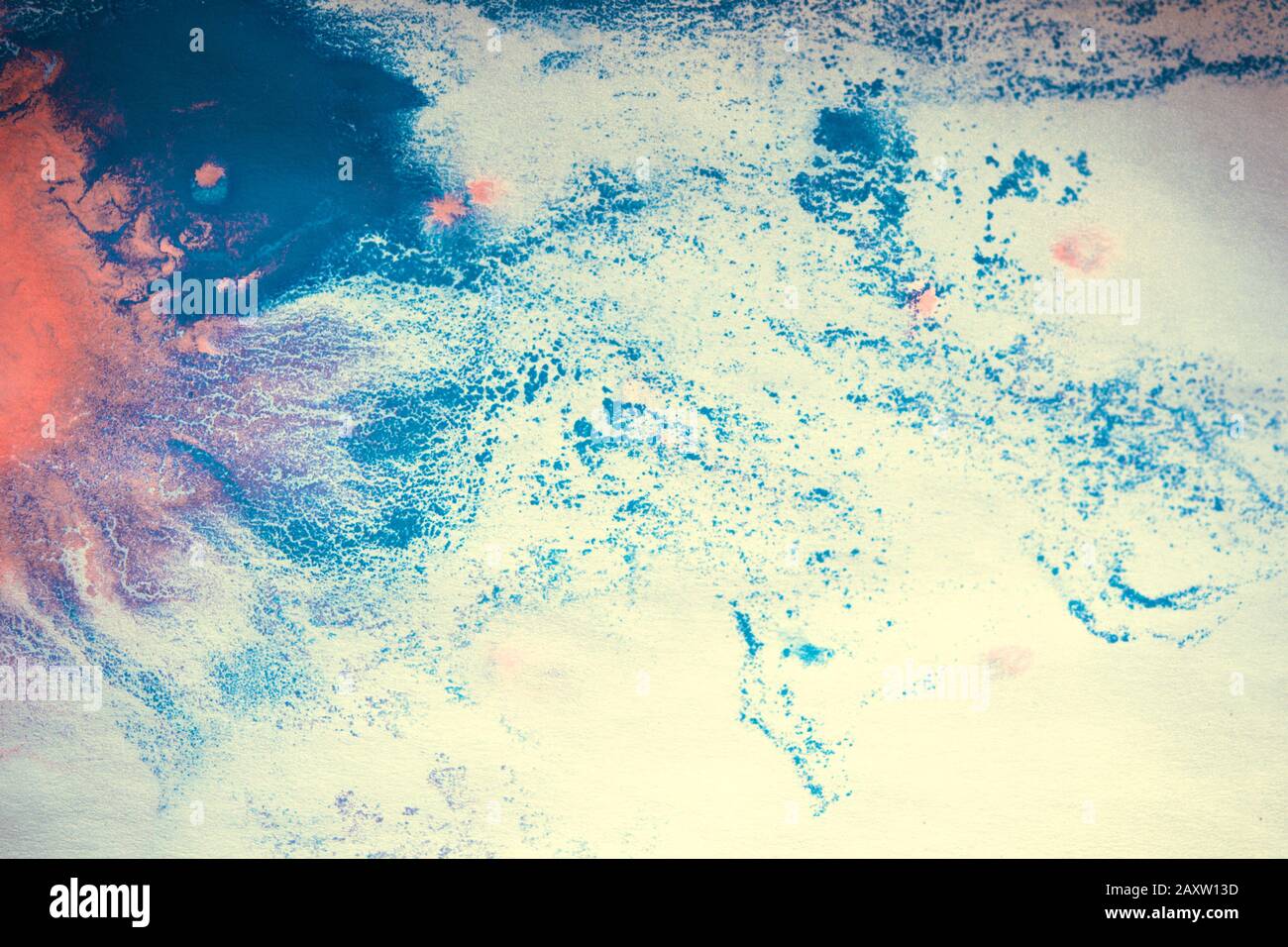 striature astratte di vernice blu e rosa su sfondo bianco Foto Stock