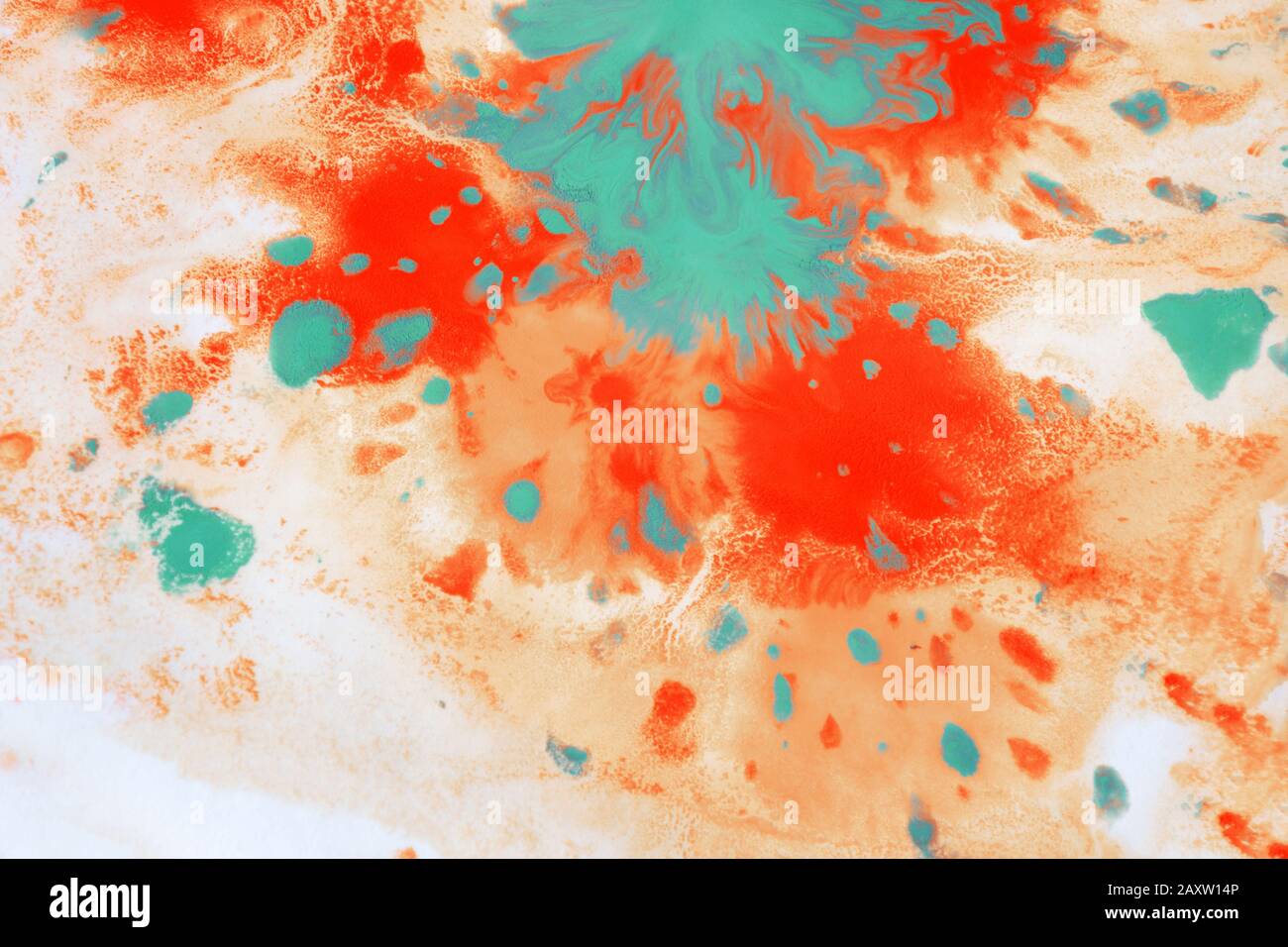 Arancione, rosso, verde, macchie, schizzi, gocce, macchie su sfondo bianco. Pattern astratto Foto Stock