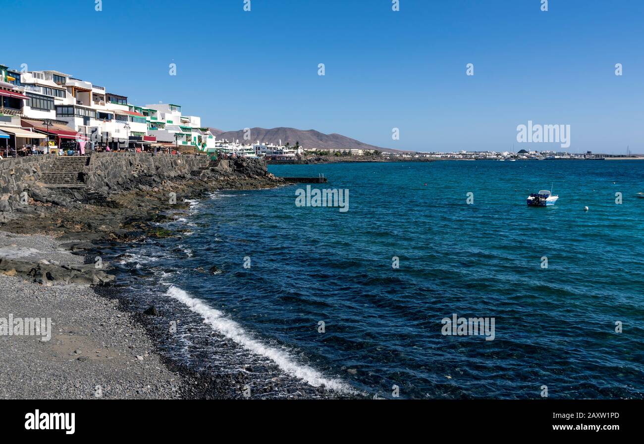 Costa di Lanzarote nella città turistica di Playa Blanca Foto Stock