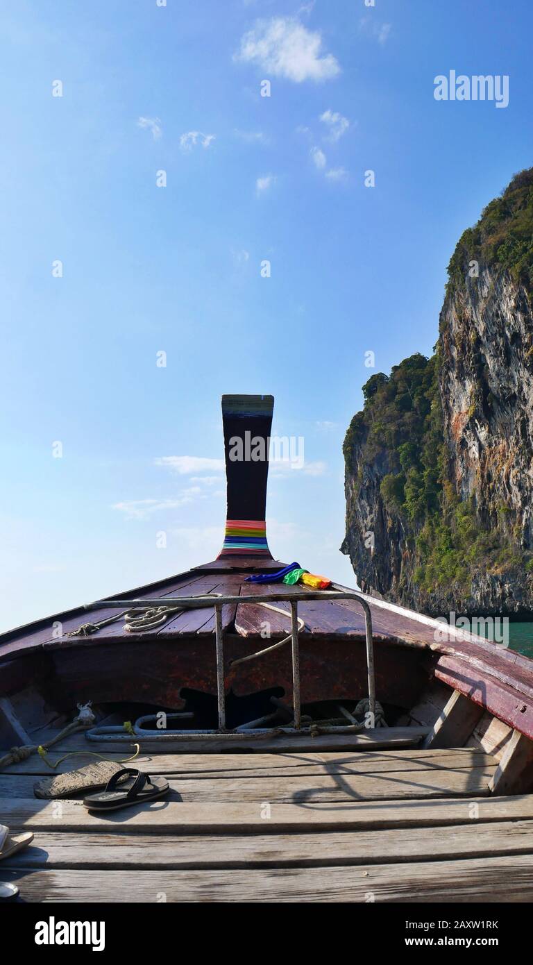 Esplora il Hat Chao mai Nationalpark a Koh Mook, Mare delle Andamane, Thailandia, con una barca a coda lunga Foto Stock