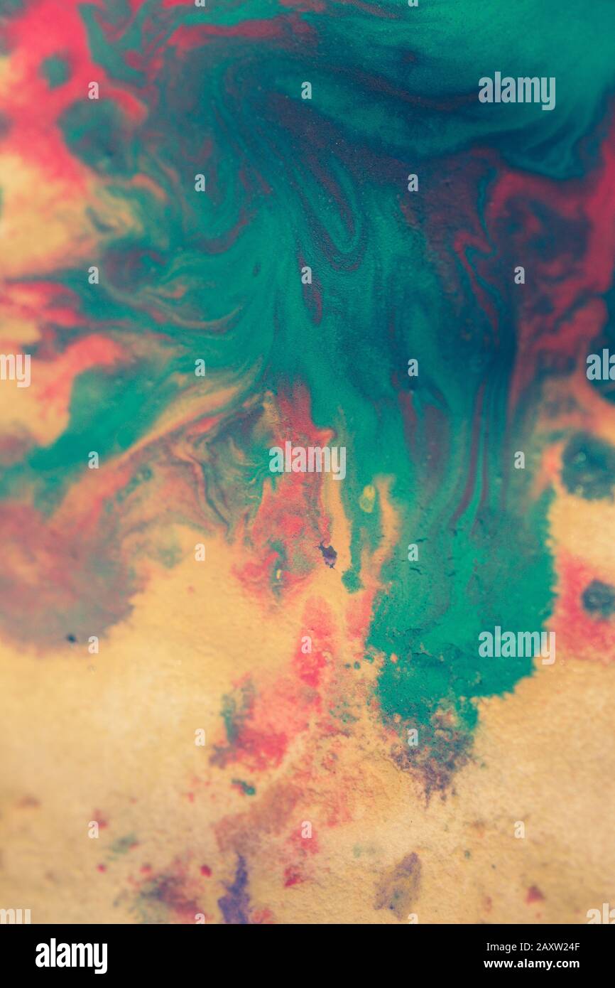 Sfondo astratto con macchie e diffonde goccioline di diversi colori sulla carta primo piano, filtro Foto Stock