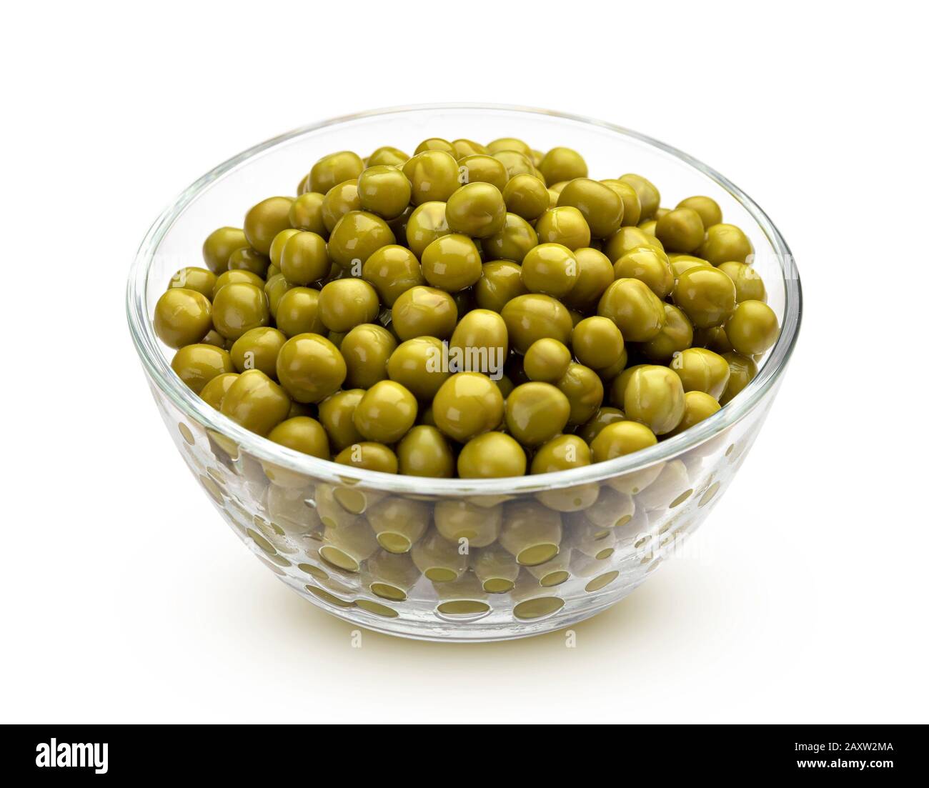 Piselli freschi e in scatola in ciotola e vaso di vetro su tovagliolo, su  sfondo di legno Foto stock - Alamy