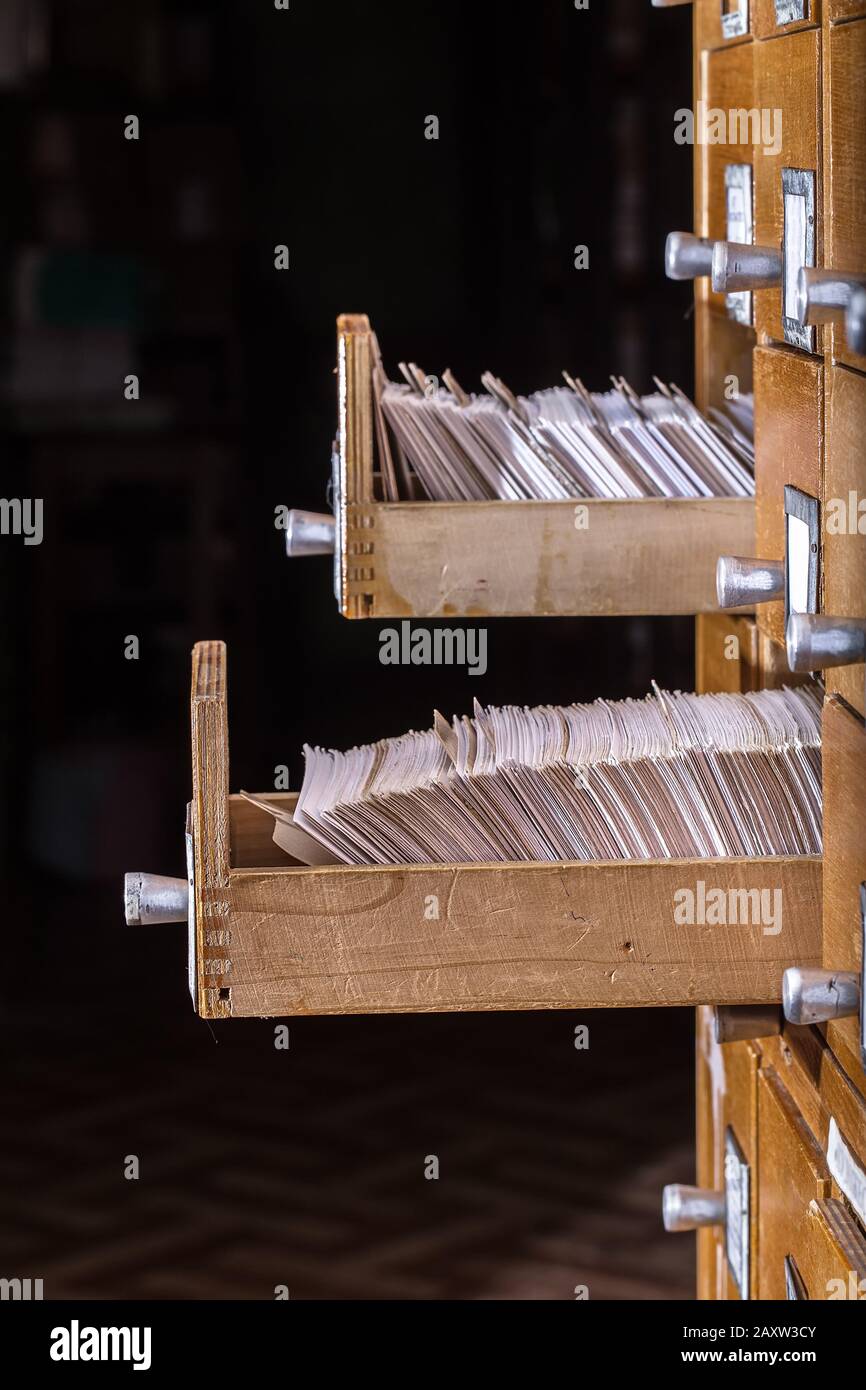 Vecchia libreria o catalogo di riferimento archivio con cassetto schede aperto. Concetto di database e catalogo delle conoscenze Foto Stock