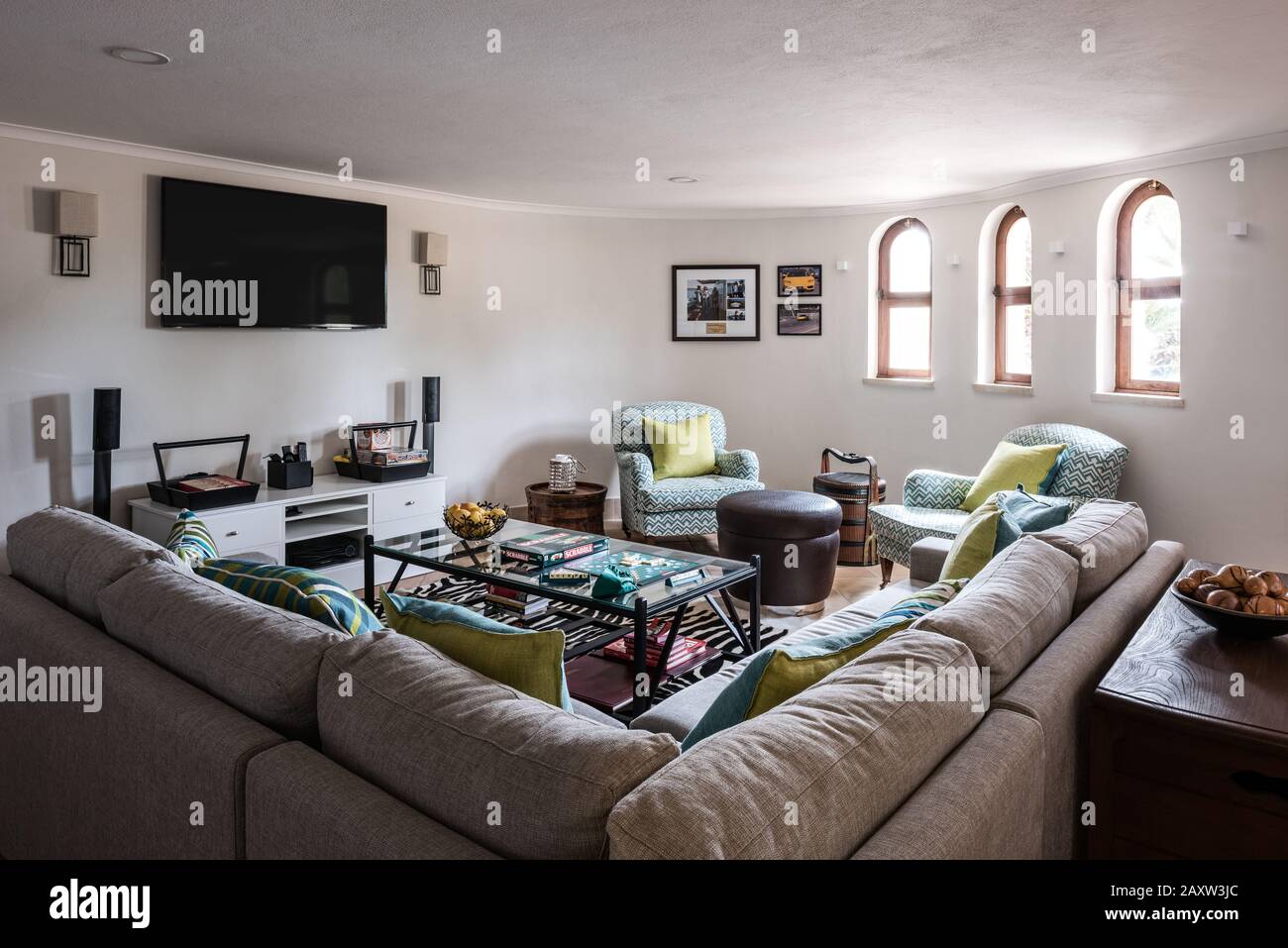 Moderno soggiorno con divano ad angolo Foto Stock