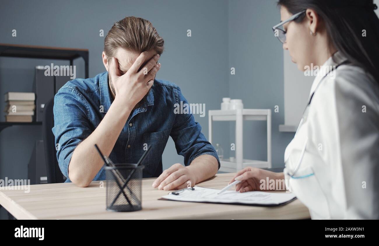 Medico che dice al paziente cattive notizie Foto Stock