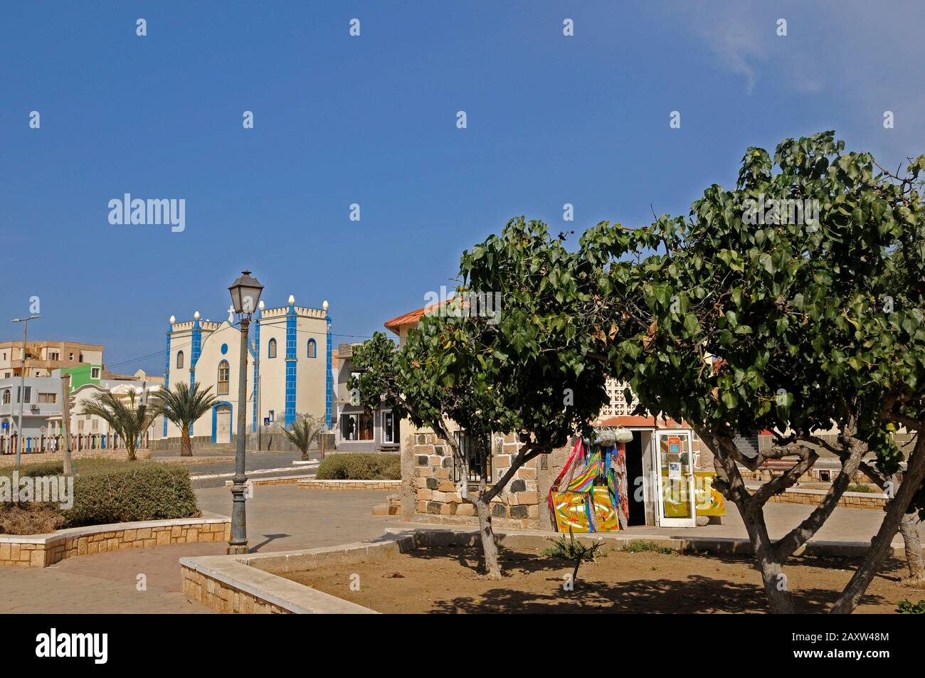 Negozio Di Souvenir E Chiesa Di Santa Isabel Sal Rei Boa Vista Isola Cabo Verde Foto Stock