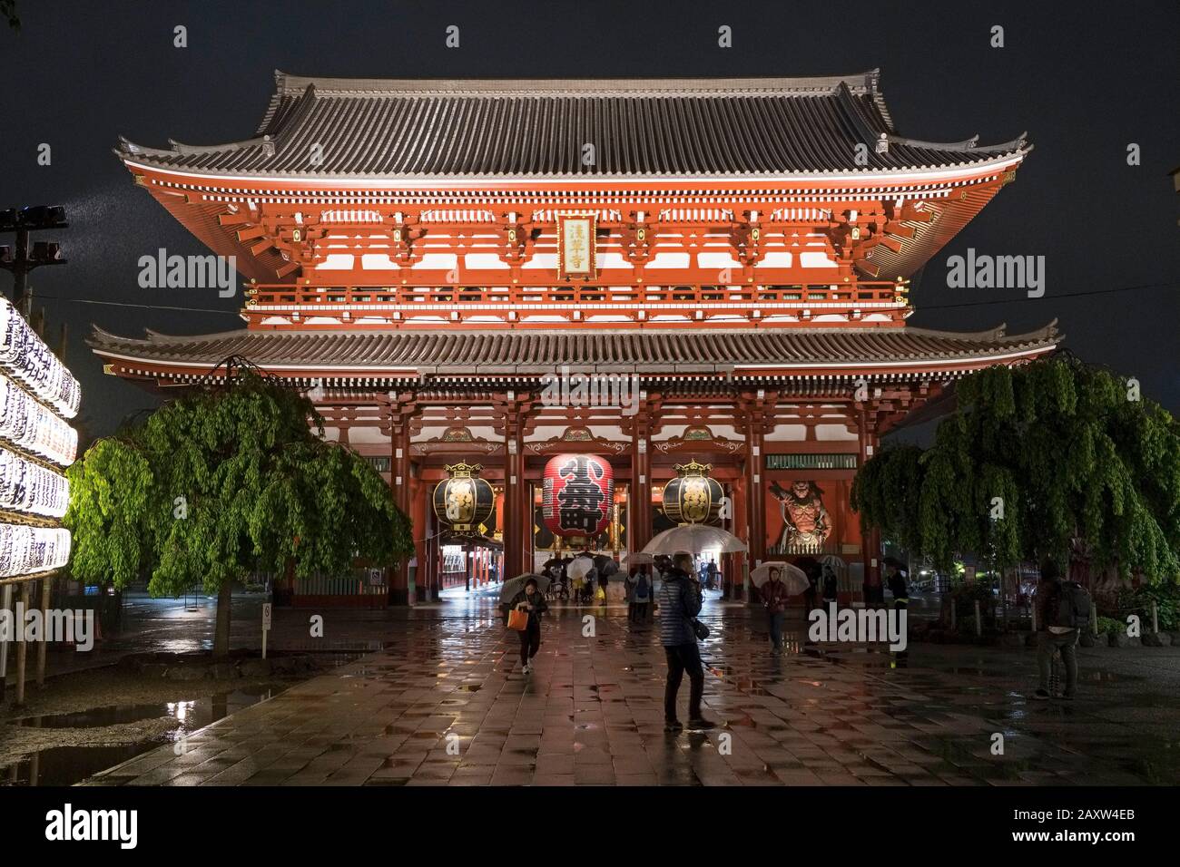 Giappone, Tokyo: Tempio senso-ji nel quartiere di Asakusa. Ingresso al tempio e lanterna gigante sospesa dalla porta Kaminarimon, vista a Nigh Foto Stock