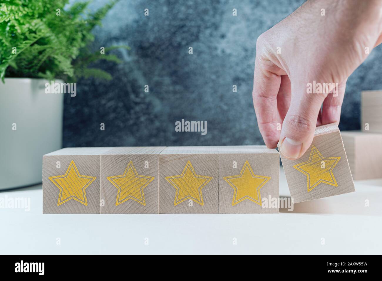 valutazione della qualità a cinque stelle su blocchi di legno, concetto di feedback dei clienti Foto Stock