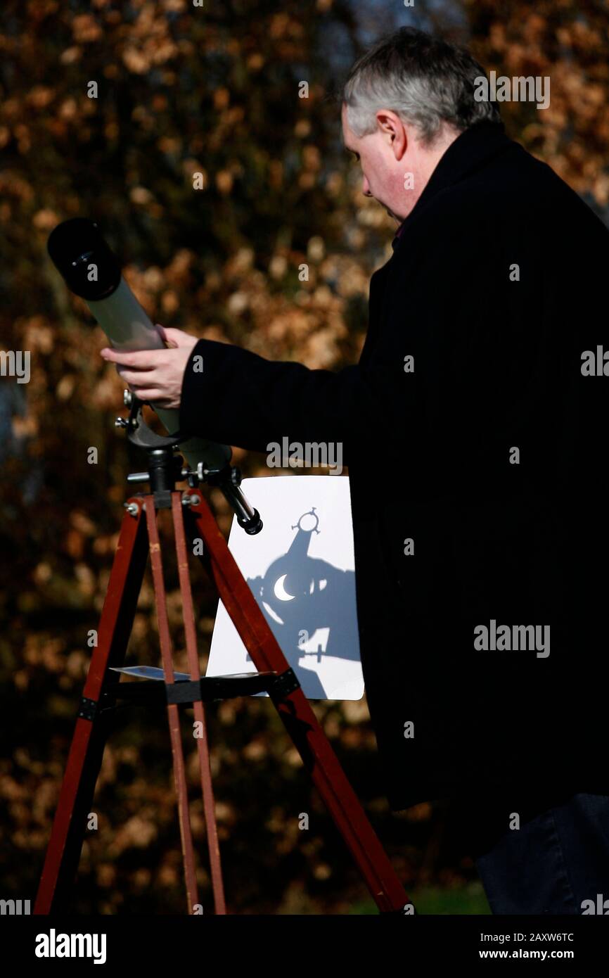 Brecon Beacons National Park , centro visitatori Libanus, People Veiw The Lunar Eclipse 20th Marzo 2015 ©PRWPhotography Foto Stock