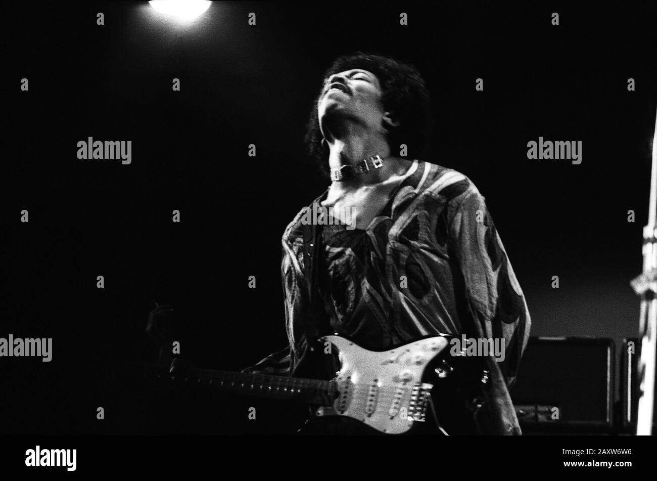 Jimi Hendrix al famoso Isle of Wight Festival nel 1970, si stima che tra 600 e 700.000 persone hanno partecipato. Domenica 30 Agosto 1970 Foto Stock