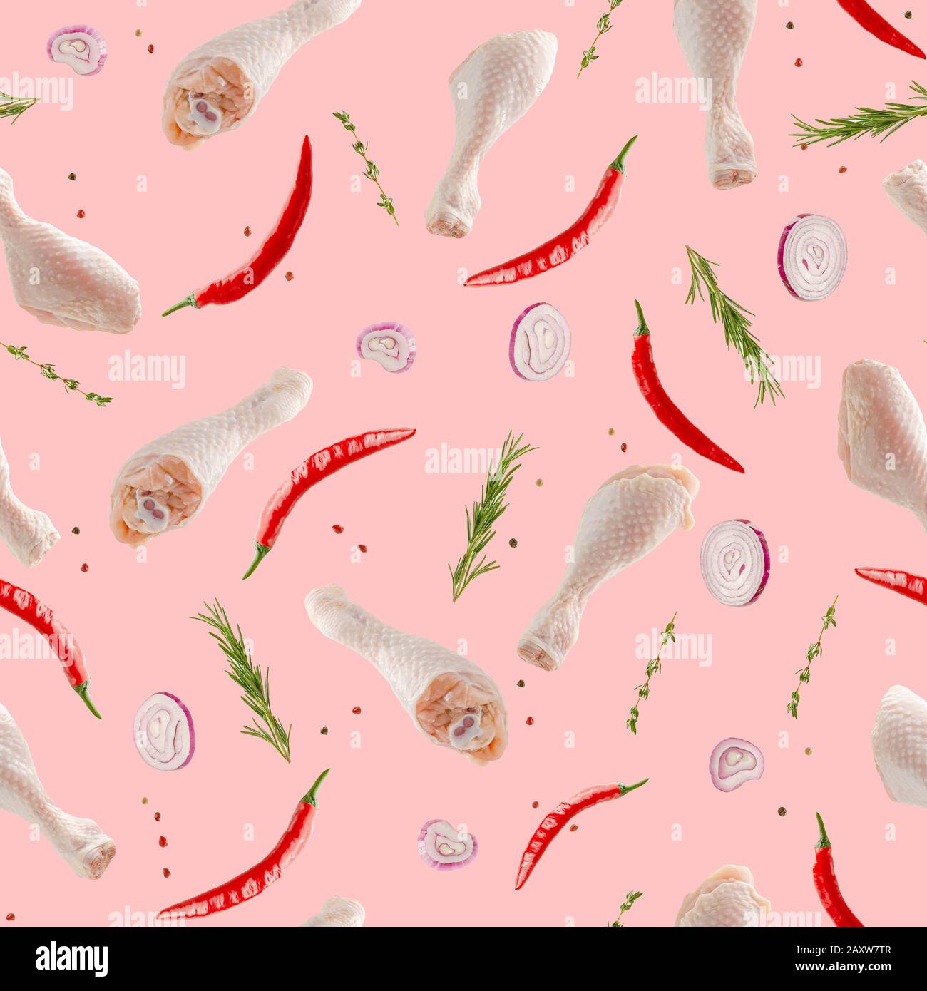 Bastoncini di pollo crudi volanti o gambe con spezie su sfondo rosa. Cibo asiatico piccante. Foto Stock