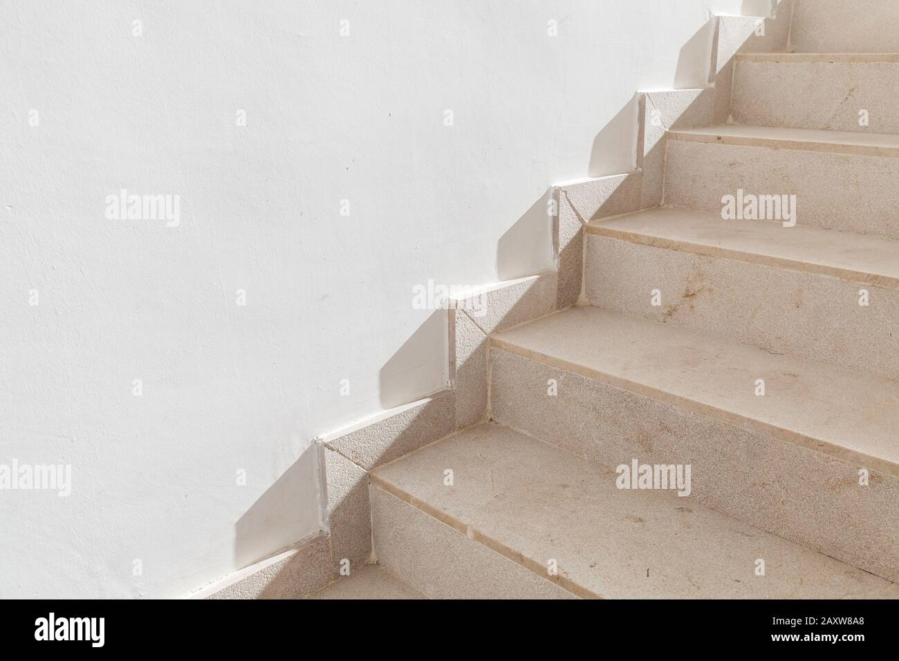 Scala vuota di pietra sale vicino muro bianco, astratto sfondo architettonico Foto Stock