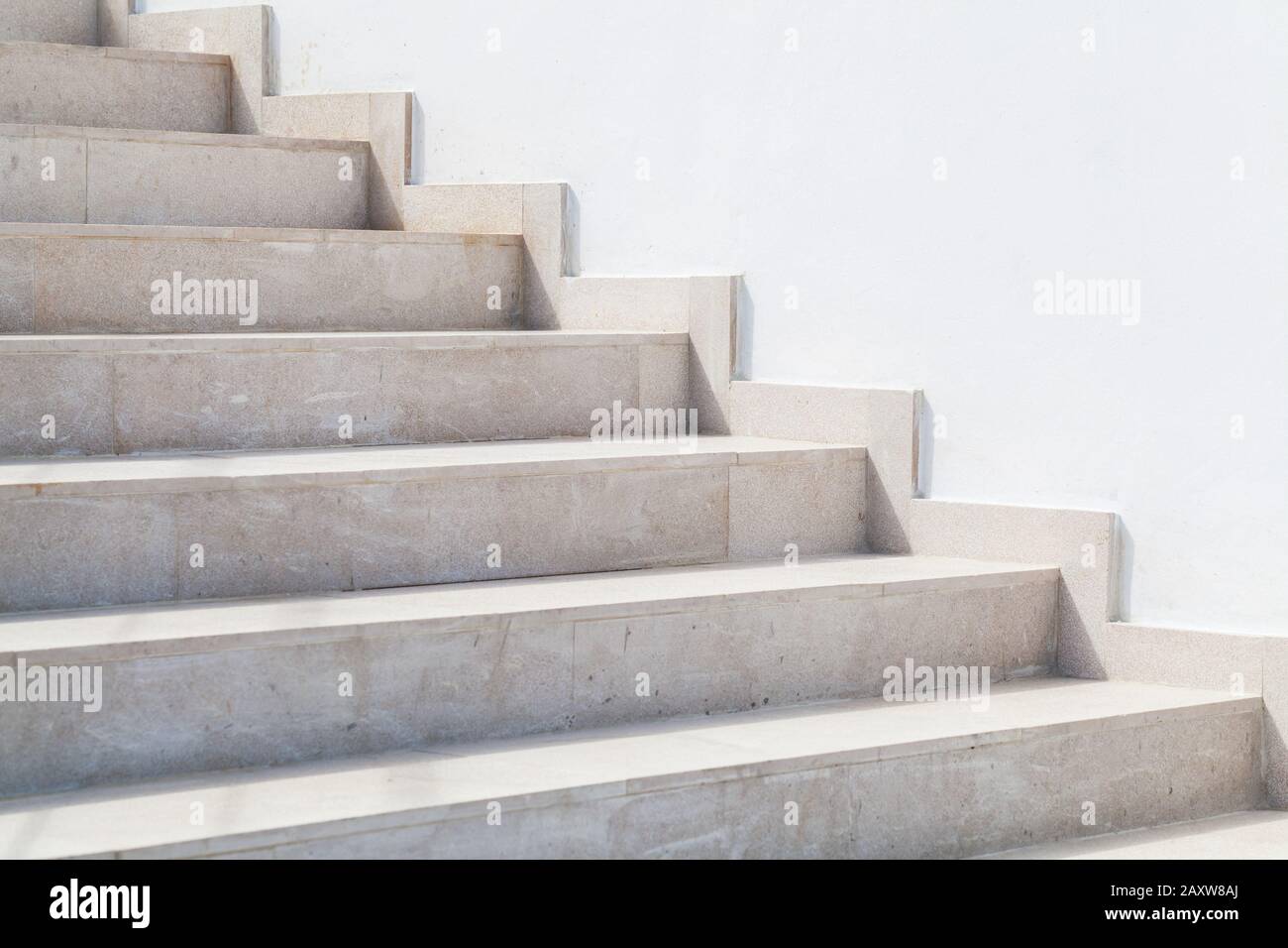 Scala in pietra vuota vicino a muro bianco, astratto sfondo architettonico Foto Stock