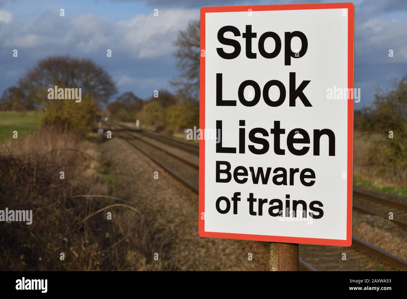 Segnale del passaggio ferroviario Stop Look Ascolta, attenzione ai treni della linea fine vicino a Lichfield Staffordshire Foto Stock