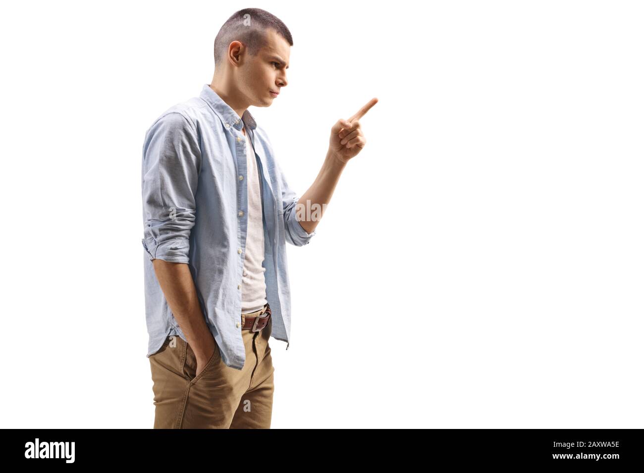 Giovane arrabbiato gesturante con dito isolato su sfondo bianco Foto Stock