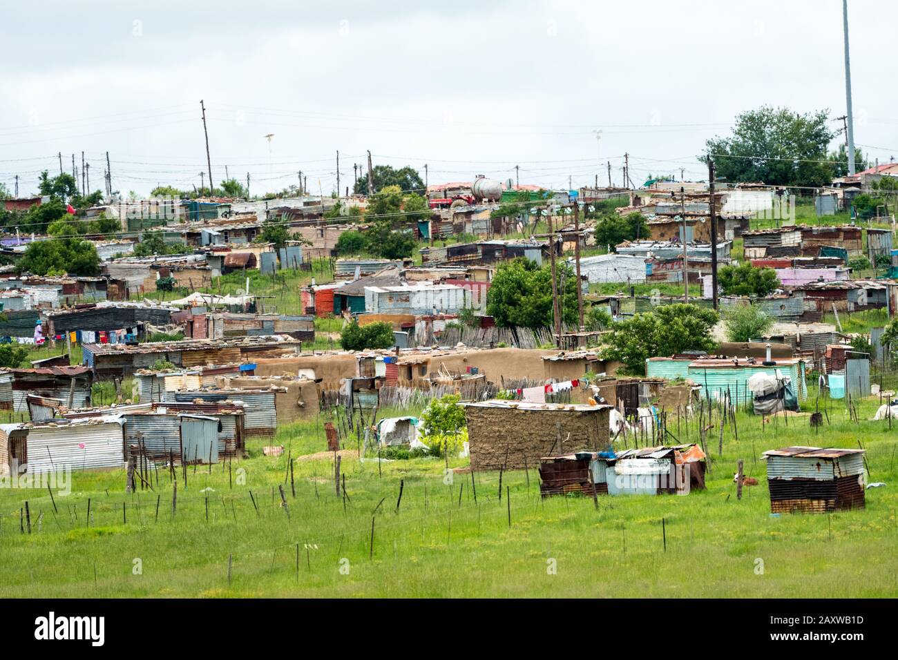 La comunità rurale africana di borgata consiste di case di baracca di stagno o di abitazione concetto di vita quotidiana in Sudafrica e di povertà con difficoltà Foto Stock